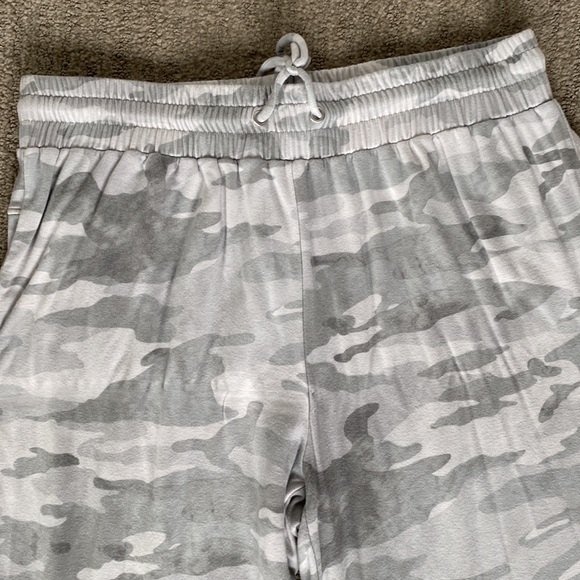 Rachel Zoe Lounge Set - Picture 10 of 16